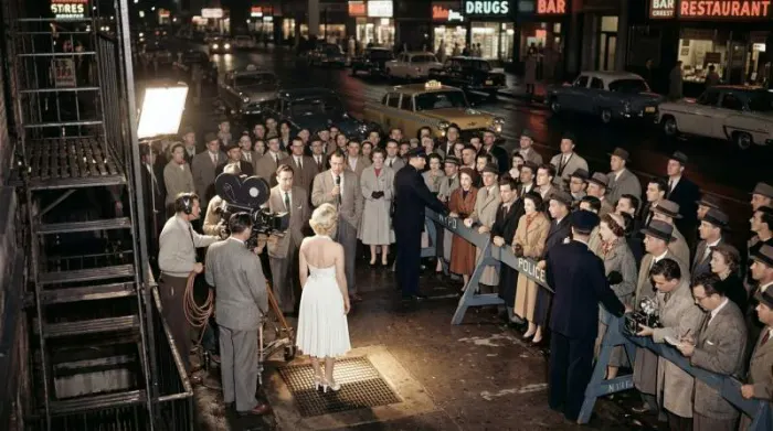 Crowd gathers during Marilyn Monroe subway dress filming in 1954 Crowd gathers during Marilyn Monroe subway dress filming in 1954
