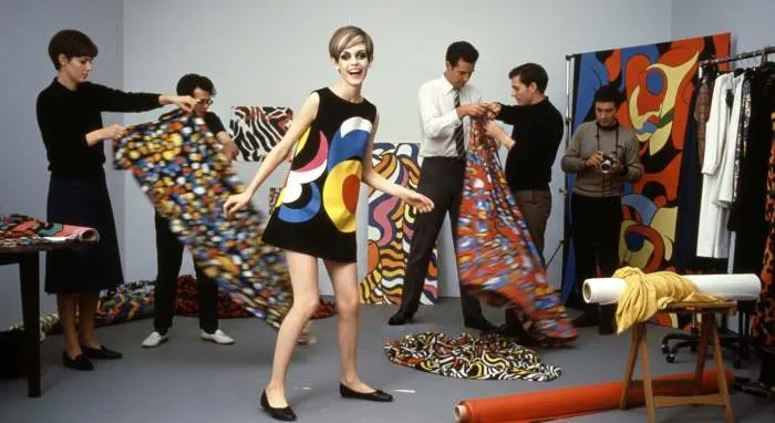 Twiggy 60s mod icon in mini skirt 1960s fashion